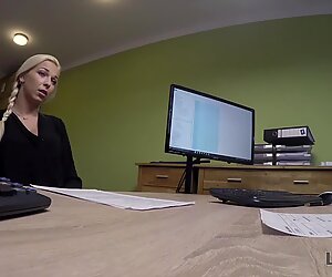 LOAN4K. Freche Blondine fickt zum Ausleihen, um einen neuen Mercedes zu kaufen