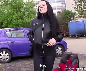 Perras stop - guapa morena atrapada en coche park