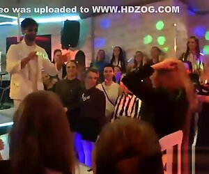 Los adolescentes calientes se vuelven completamente tontos y desnudos en fuerte fiesta