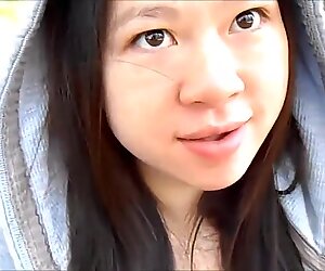 ASIAN GIRL SUCKING DICK IN A PUBLIC PARK