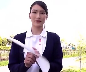 Vacker japansk tjej förför verkställande man för sexuella affärer i magisk spegel
