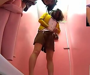 Bizarre asian babes pissing