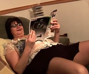 Mature BBW in short skirt rips her black pantyhose